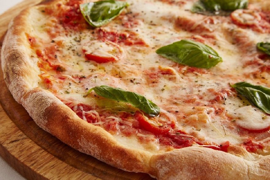 Leckere oifenfrische Steinofen Pizza frisch aus dem Holzofen wie beim Paccino Restaurant mit leckerer italienischer Pizza und schnellen und heißen Lieferservice in Regensburg.